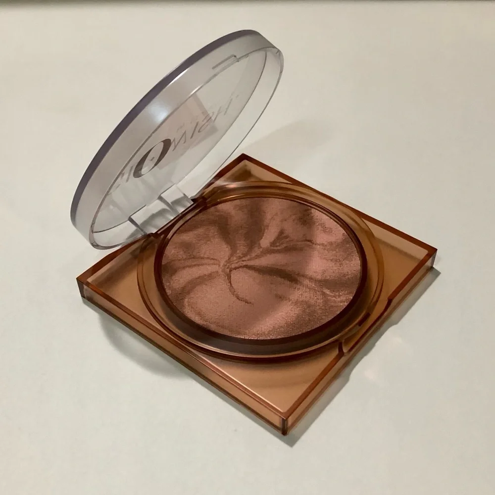 Huda Beauty GloWish Soft Radiance Bronzing Powder 04 DEEP TAN